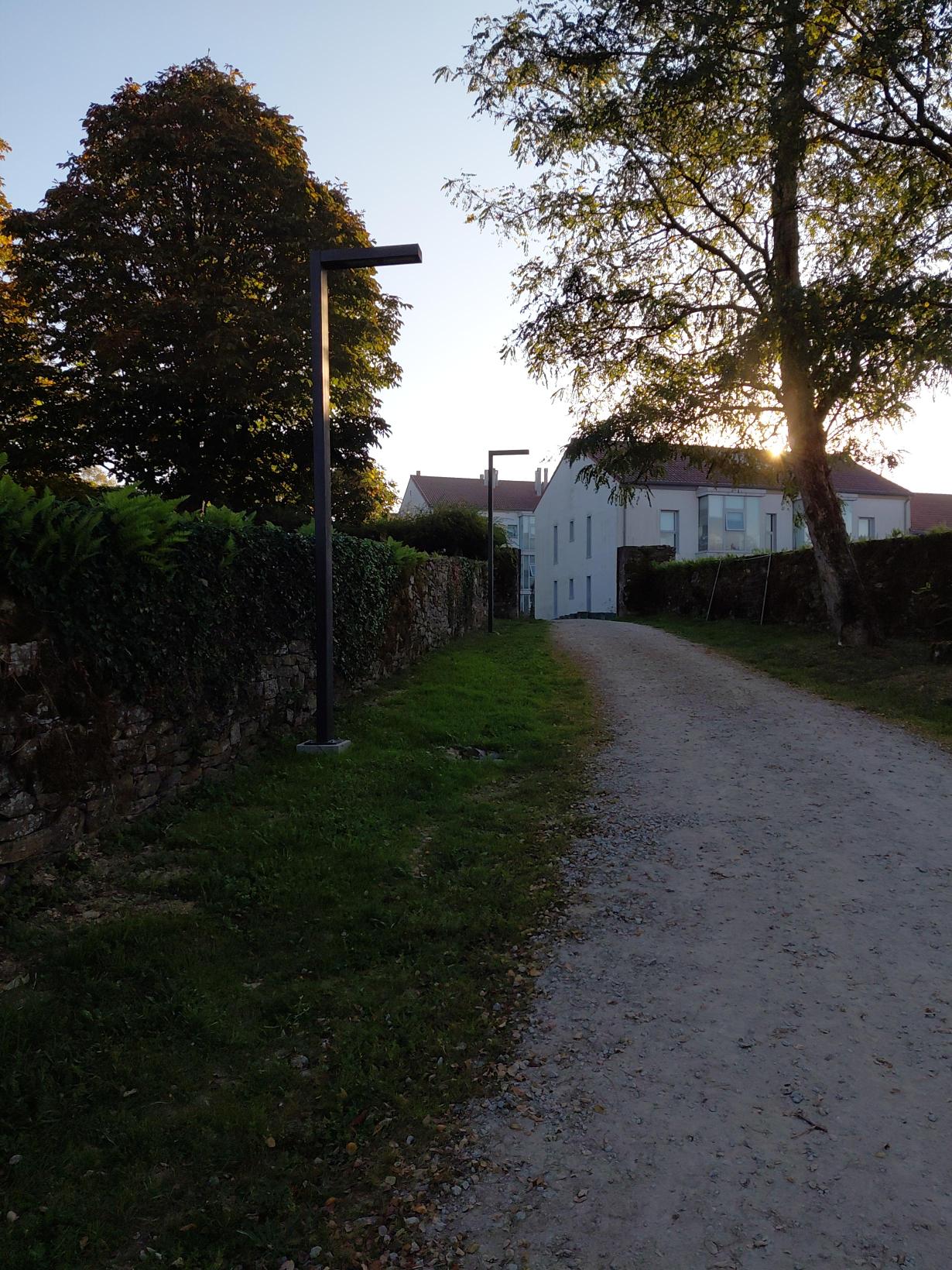 Nova iluminación no acceso ao CIPIS do parque de Belvís