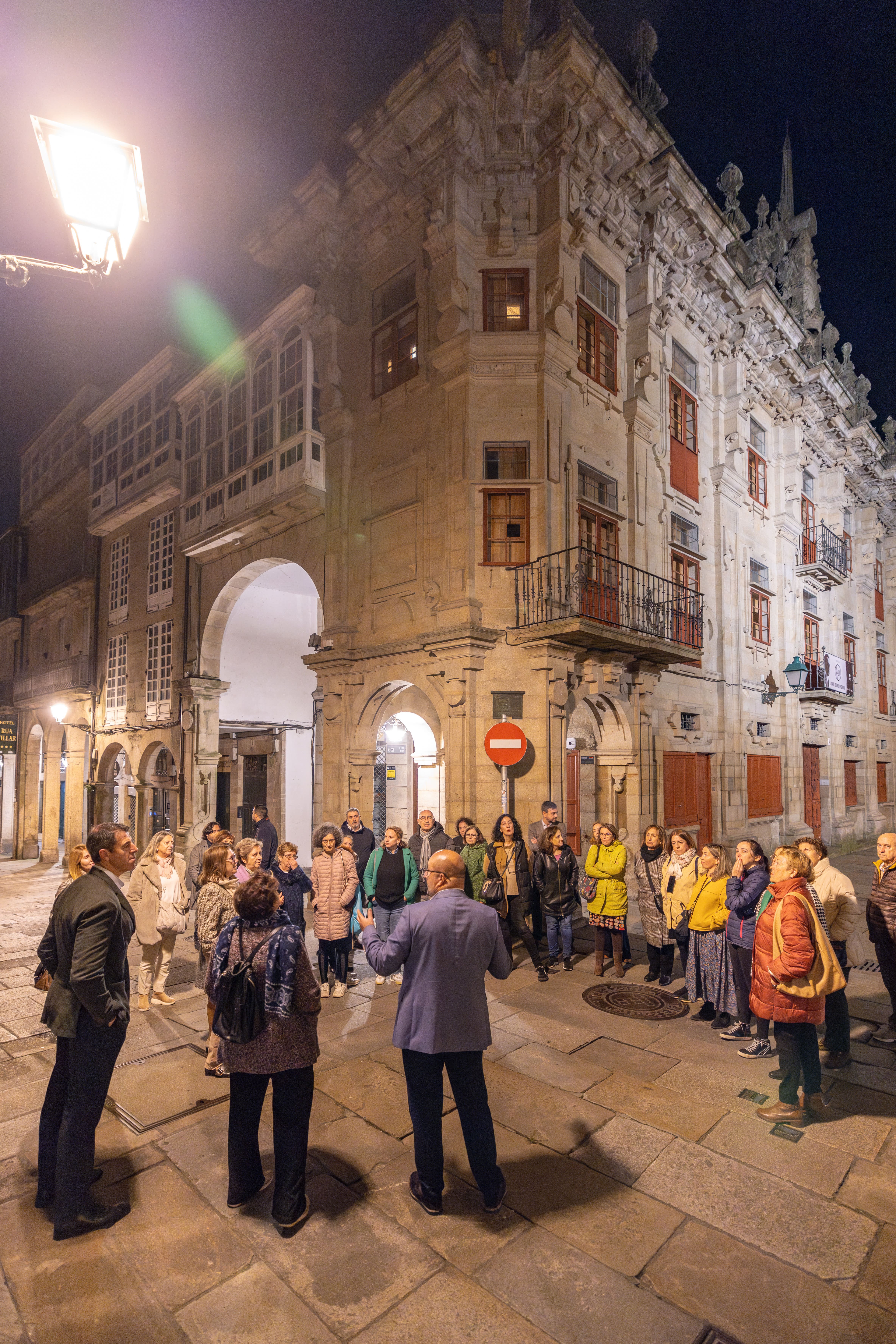 Ferrovial mellora a iluminación na subida ao Seminario Menor con luminarias reutilizadas