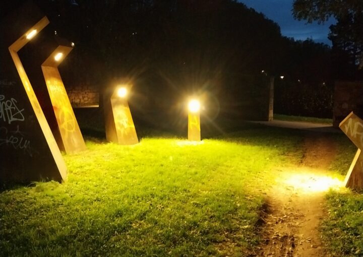 Nova iluminación para a escultura A Man no parque de Belvís