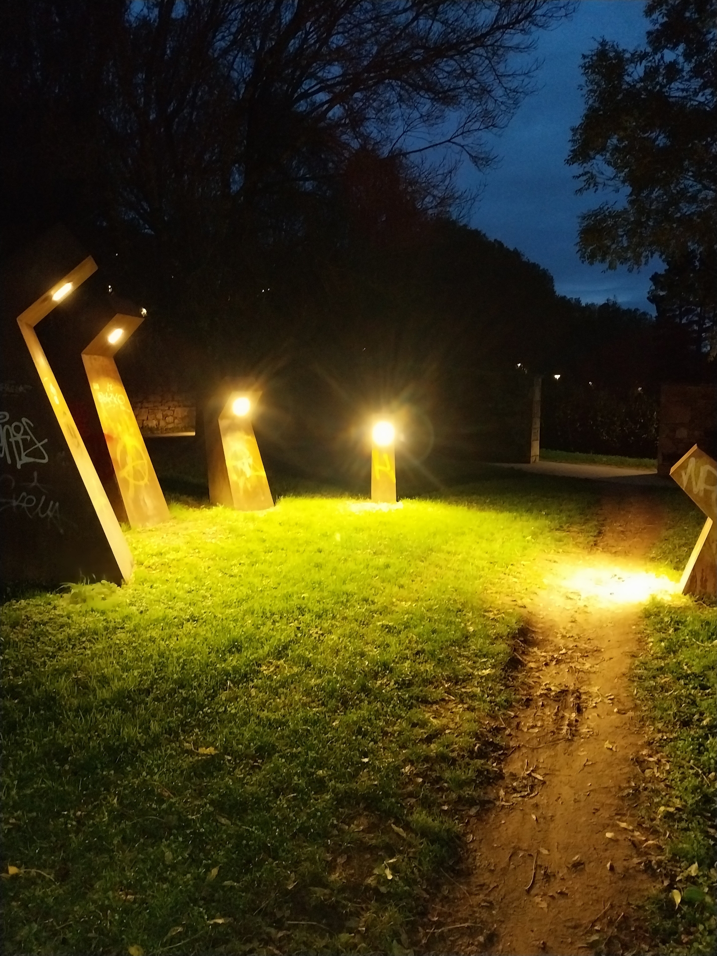 Nova iluminación para a escultura A Man no parque de Belvís