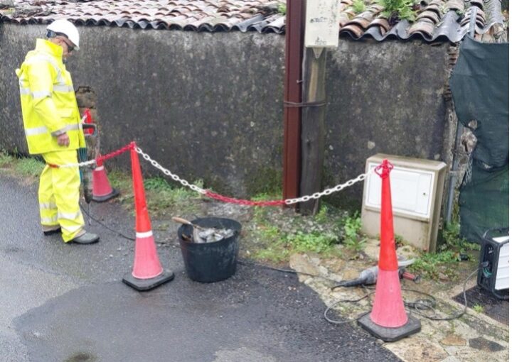 Retirada das antigas bases de formigón na rúa Agra dos Mozos